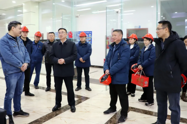 集團(tuán)領(lǐng)導(dǎo)慰問春節(jié)在崗職工